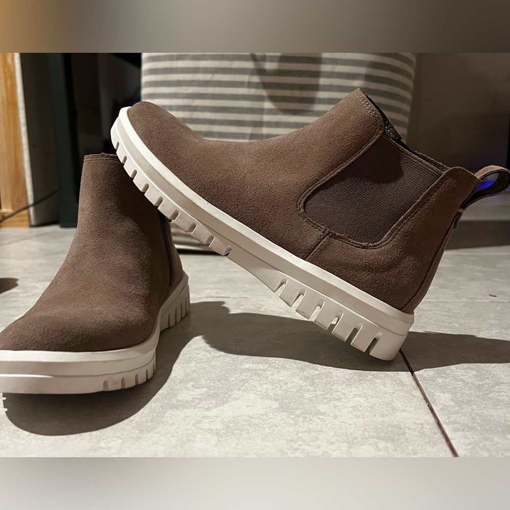 Light brown blondo waterproof boots. Size 6.